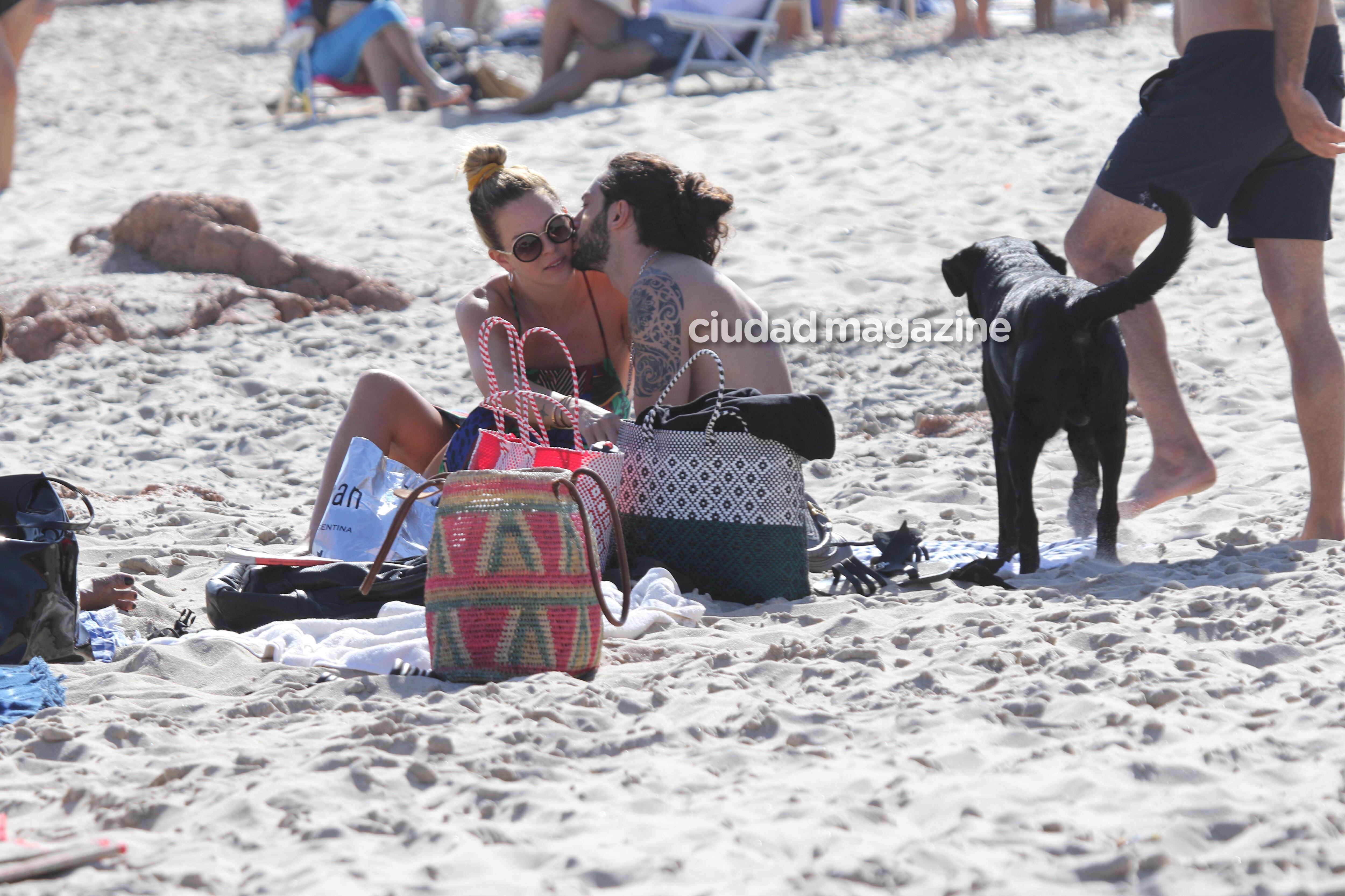 Yanina Screpante, muy acaramelada en las playas de Punta del Este (Fotos: Matías Souto/GM Press). 