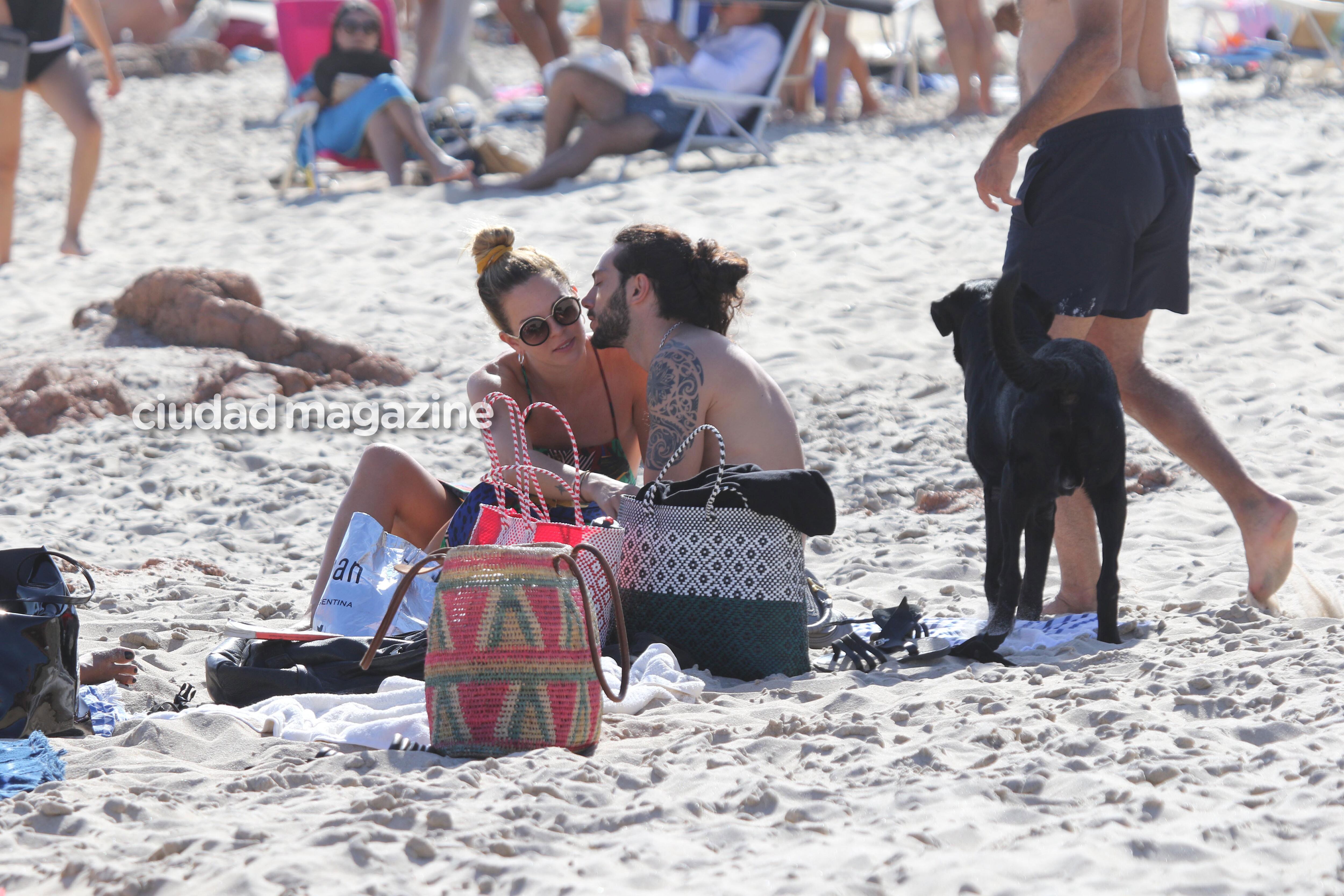 Yanina Screpante, muy acaramelada en las playas de Punta del Este (Fotos: Matías Souto/GM Press). 