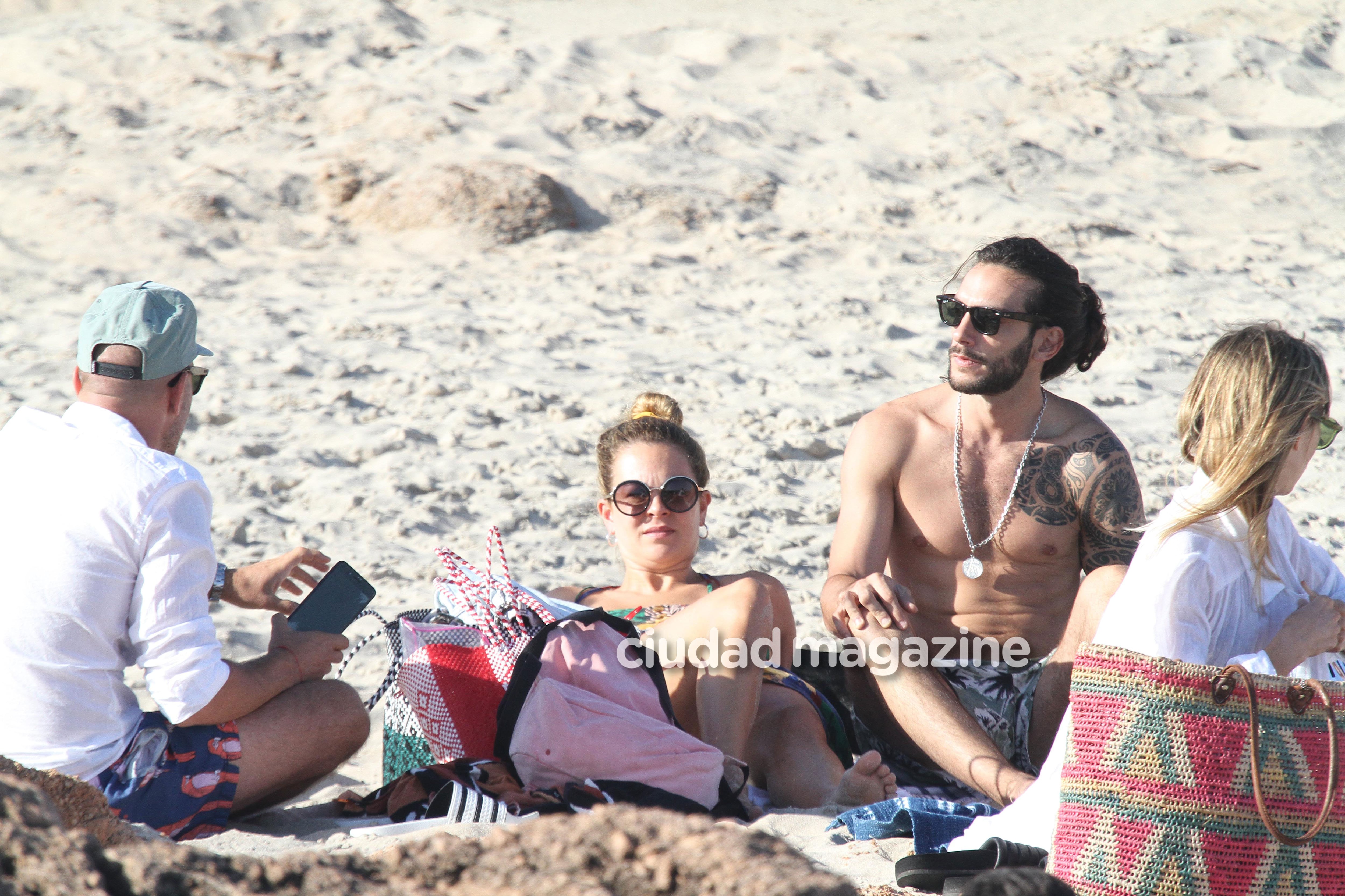 Yanina Screpante, muy acaramelada en las playas de Punta del Este (Fotos: Matías Souto/GM Press). 