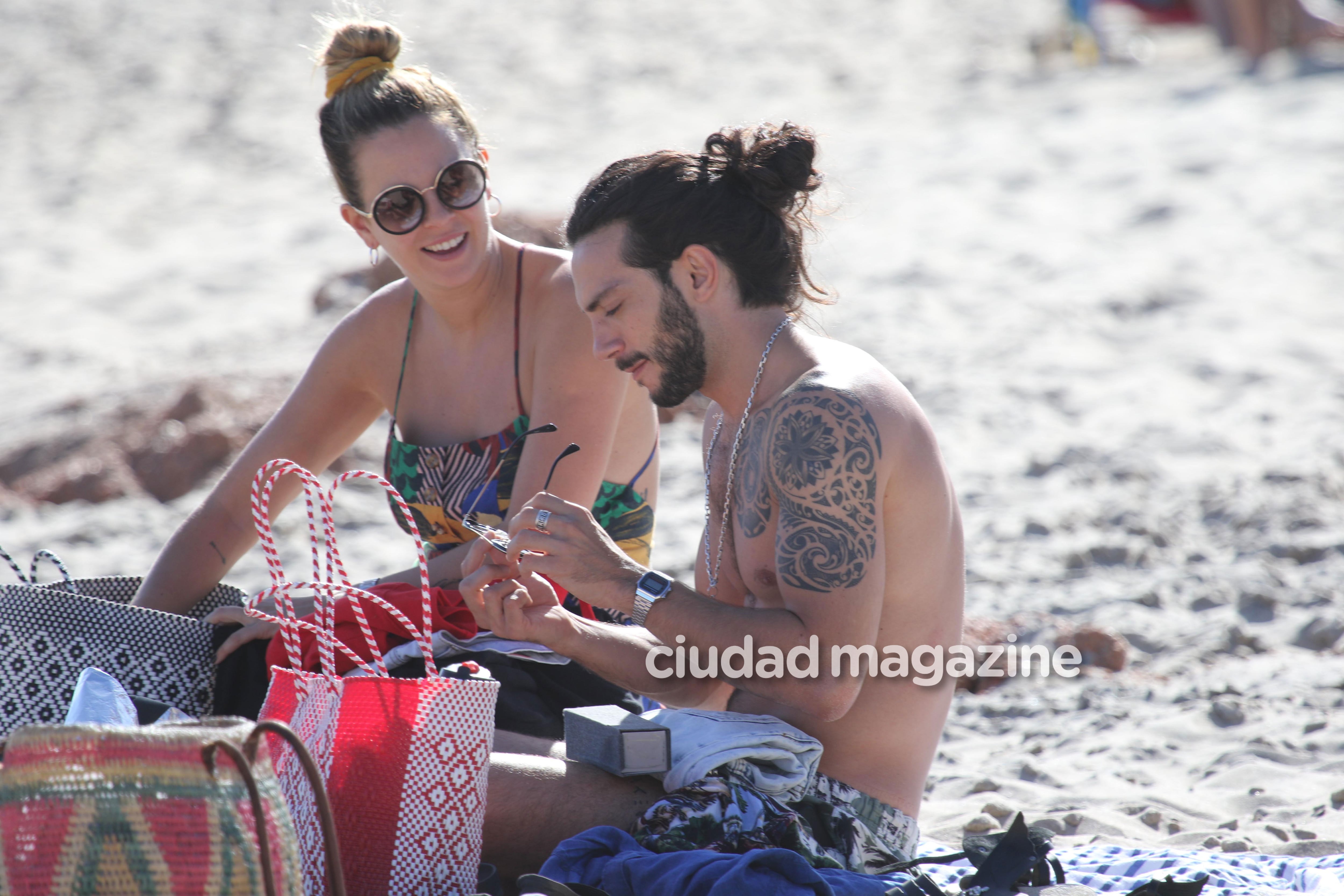 Yanina Screpante, muy acaramelada en las playas de Punta del Este (Fotos: Matías Souto/GM Press). 