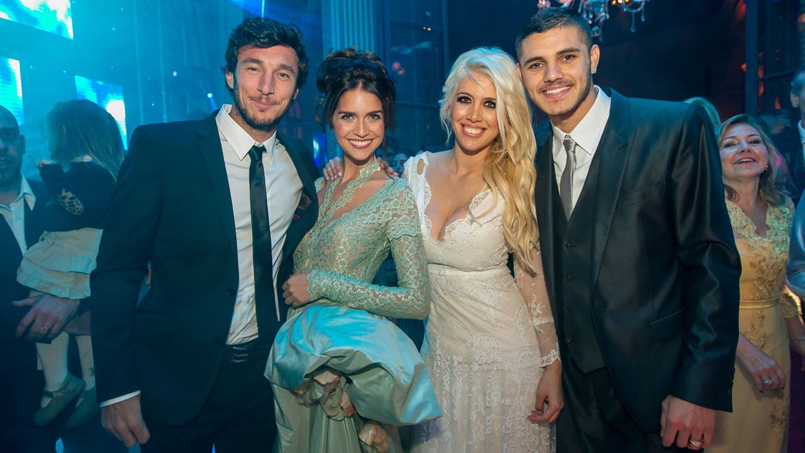 Zaira Nara y Pico Mónaco junto a los novios. (Foto: gentileza Angry Toast - Marcelo D Angelo)