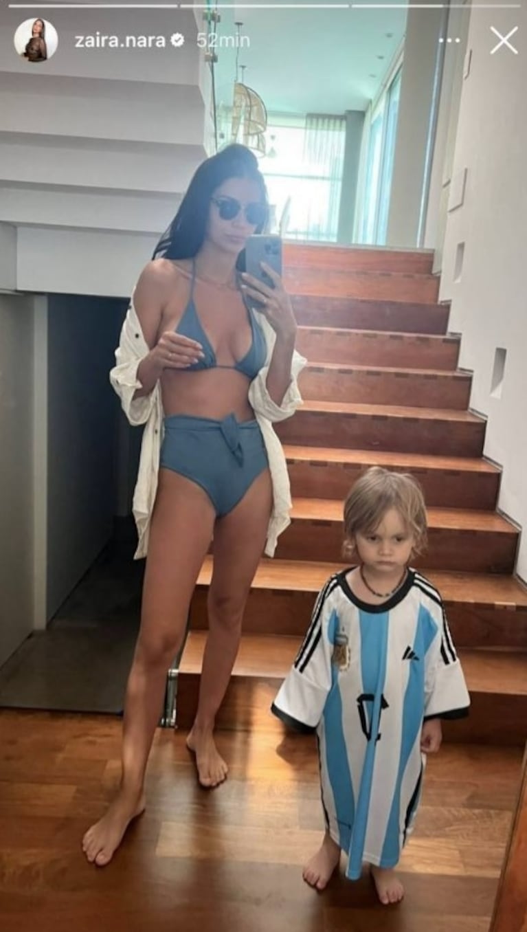 Zaira Nara y su hijo mostraron sus looks para alentar a la Selección Argentina: traje de baño y camiseta oversize